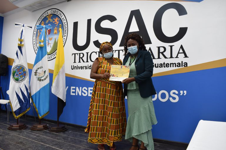 Gloria (izquierda) felicita a una recién graduada de la Escuela de Formación Política para Mujeres Garífunas y Afrodescendientes