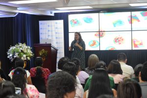 Xenia Díaz, representante de la oficina de Coordinación Residente del Sistema de Naciones Unidas en El Salvador apertura lanzamiento de aplicación y presentación de resultados investigados.