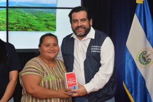 Entrega de dispositivos móviles a lideresas comunitarias de diversos distritos de Morazán Norte y Sur, con el fin de monitorear y promover la denuncia ciudadana de problemáticas ambientales en sus territorios.